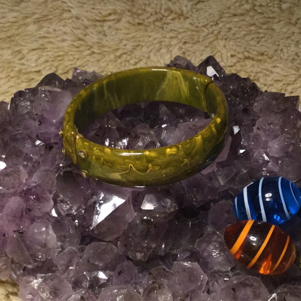 💥PRICE DROP💥Bakelite Hinged Bangle (tested)